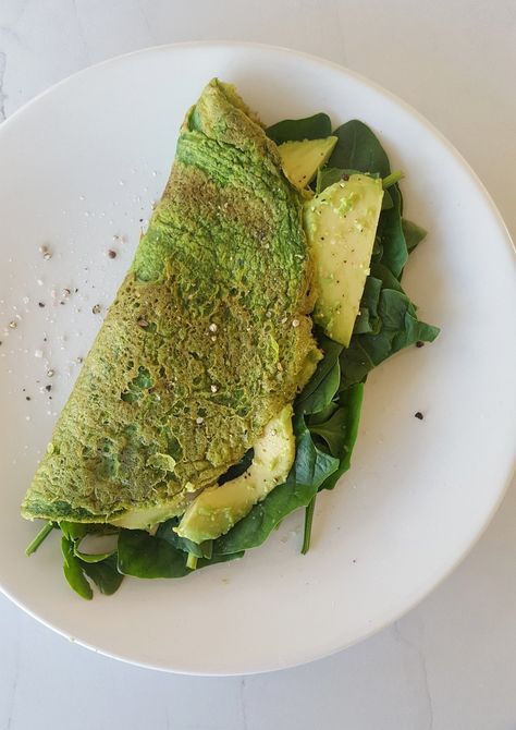 Talk about getting in your greens! One thing I emphasize in not only my diet, but my clients diets is to bump up their nutrition profile by adding in lots of leafy green veggies. This is one easy way to do it! This low carb super green omelette is high in protein and healthy fats and can be Green Omelette, Queso Cottage, Pan Pita, Perfect Healthy Breakfast, Idee Pasto, Green Food, Läcker Mat, Super Greens, Idee Pasto Sano