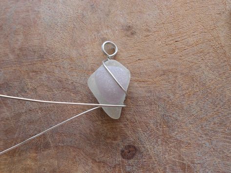 Diy Stone Wrapping, Sea Glass Jewelry Diy, Wire Wrapped Stone Jewelry, Wire Wrapping Tutorial, Wire Wrap Jewelry Designs, Wire Wrapping Diy, Wire Wrapped Jewelry Diy, Wire Wrapped Jewelry Tutorials, Rock Necklace