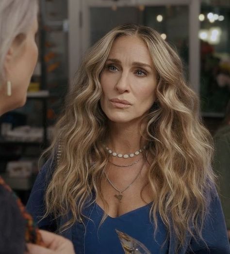 Carrie Bradshaw Blonde Hair, Sarah Jessica Parker Makeup, Carrie Bradshaw Jewelry, Carrie Bradshaw Hairstyles, Carrie Bradshaw Half Up Hair, Sarah Jessica Parker Hair Color, Sarah Jessica Parker Hair Blonde, Sarah Jessica Parker Hair Curly, Carrie Bradshaw Hair And Just Like That