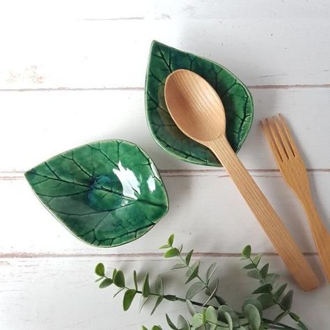 Pottery Utensil Holder, Spoon Rest Pottery, Itsekovettuva Savi, Pottery Spoon Rest, Ceramic Leaf, Hemma Diy, Pottery Handbuilding, Diy Ceramic, Keramik Design