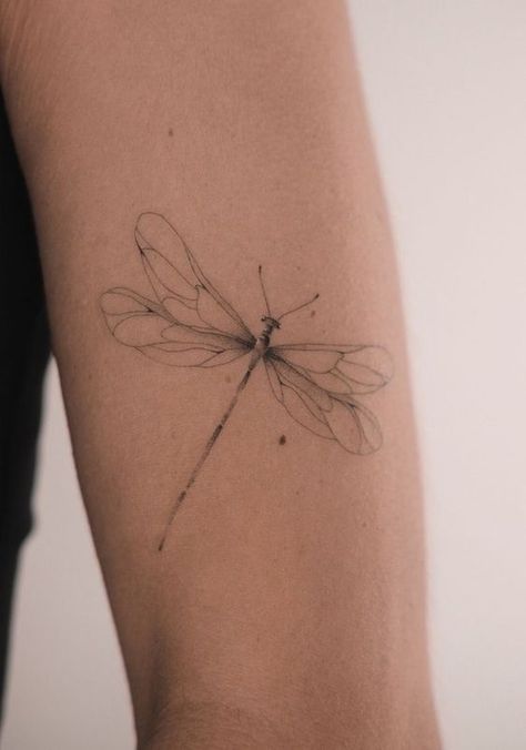 Tattoo Designs Dragonfly, Fine Line Tattoo Ideas Dragonfly, Cute Simple Minimalist Tattoos, Line Work Dragonfly Tattoo, Fine Line Dragonfly Tattoo Design, Dragonfly Tattoo Linework, Fine Line Bug Tattoo, Dragon Fly Tattoos For Women, Dragonfly Line Tattoo