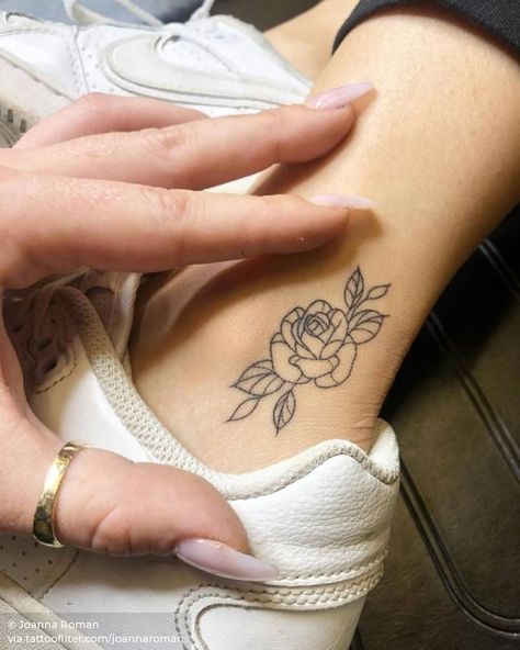 Rose Tattoo Ankle, Tiny Foot Tattoos, Tattoo Names, Names Tattoo, Tato Tradisional, Tiny Flower Tattoos, Tattoo Ankle, Whale Tattoo, Tato Jari