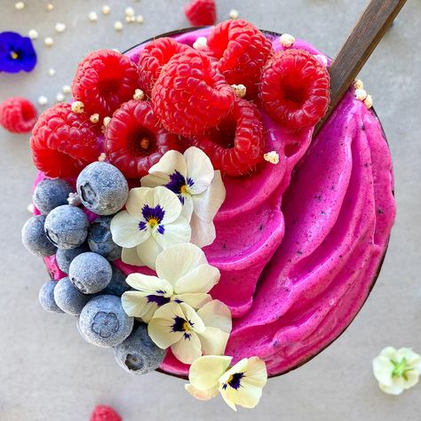 Homemade Smoothie Bowl, Pink Pitaya, Pitaya Bowl, Granola Ingredients, Acai Bowls Recipe, Pink Smoothie, Breakfast Smoothie Bowl, Coconut Bowls, Frozen Bananas