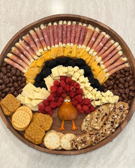 Board Night Ideas Thanksgiving, Thanksgiving Turkey Shaped Charcuterie Board, Friends Giving Charcuterie Board, Turkey Chacutery Board Ideas, Thanksgiving Snack Platter, Dining Room Table Thanksgiving Decor, Party Food Thanksgiving, Thanksgiving Charturie Boards Ideas, Thanks Giving Snack Ideas