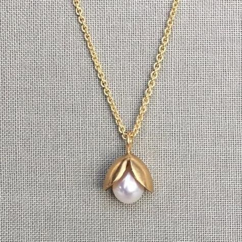 Pearl Necklace Designs, Long Pearl Necklaces, Design 2023, Gold Pendant Jewelry, Gold Ring Designs, Pearl Jewelry Necklace, Gold Jewelry Simple, Gold Fashion Necklace, Gold Jewellery Design Necklaces