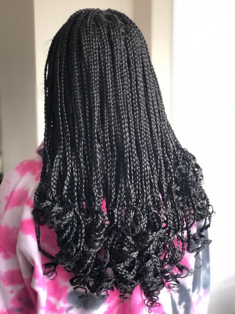 Box Braids With Ends Curled, Knotless Braids Medium Curly Ends, Braid Hairstyles Curly Ends, Curly Knotless Box Braids Medium, Curly End Braids For Black Women, Cute Medium Length Braids For Black Women, Box Braids Front Part, Box Braids Ends Curls, Triangle Box Braids With Curly Ends