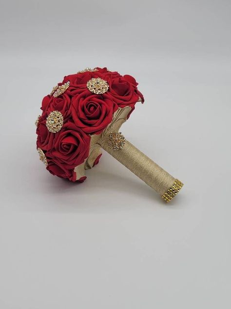 Custom made wedding bouquets. Each bouquet is handmade to order using real touch roses and has a satin ribbon handle. Brooches are scattered throughout the bouquet. Brooches come in Silver,Gold, and rose gold. Bouquet is available in 3 sizes: 8 inch 10 inch 12 inch You can find matching Boutonnieres and corsages available instore. Roses are available in 27 colors: Dark red Black Grey Teal Royal blue Mint Dusty rose Fuchsia Coral Purple Lilac Ivory Cream Blush White Burnt orange Dark purple Burgu Gold Bridal Bouquet, Red Rose Bridal Bouquet, Rose Gold Bouquet, Quinceanera Bouquet, Gold Bouquet, Jeweled Bouquet, Beauty And The Beast Party, Bridal Brooch Bouquet, Rose Bridal Bouquet