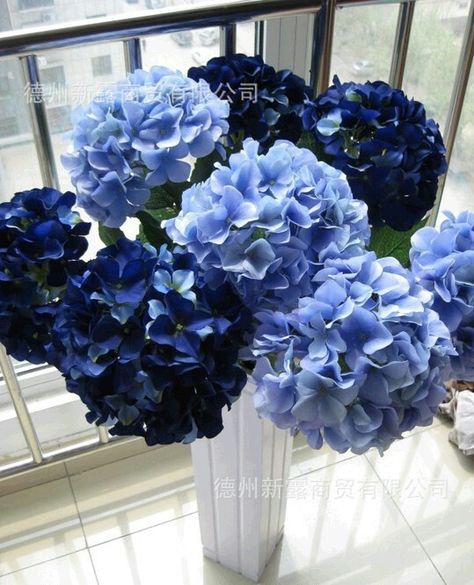 Wedding Flowers Navy Blue, Navy Blue Wedding Theme, Blue Wedding Centerpieces, Navy Wedding Flowers, Blue Centerpieces, Blue Hydrangeas, Navy Blue Flowers, Silk Hydrangeas, Blue Themed Wedding