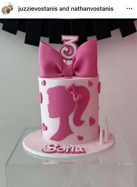 Barbie Cake One Tier, Barbie Fondant Cake Design, Barbie 2nd Birthday Cake, Barbie Small Cake, Barbie Cake 5th Birthday, Simple Barbie Cake Design, Small Barbie Cake, Barbie Cake Design Ideas, Barbie Inspired Cake