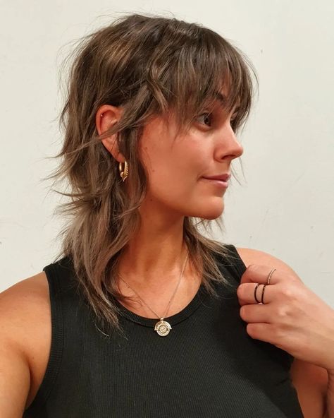 Wolf Cut Is The Coolest Hair Trend And This Is How To Wear It The Wolf Cut Hair, Shag Mullet, Queer Hair, Wolf Cut Hair, 70s Hair, Wolf Cut, Hair Color Pink, Hair Stylies, Hair Trend