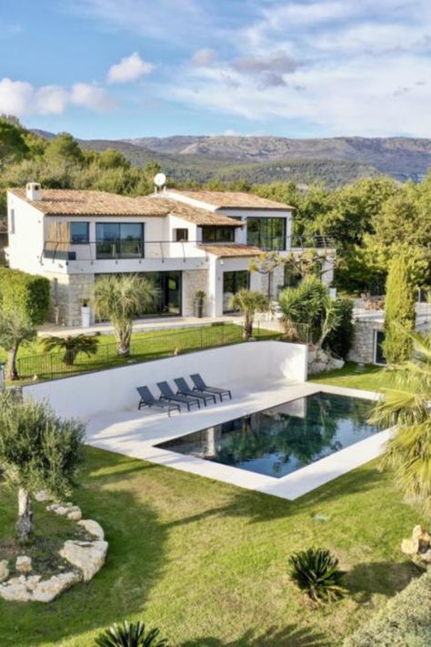 South of France in-bound 🛬 Gazing out toward the Mediterranean from the hillside town of Grasse, Villa De La Madone is a beautiful modern villa for you and 9 others lucky enough to join you 🤩 Sip wine from the pool overlooking the Nice and Cannes or explore the cities themselves. Make the most of outdoor activities and head to the beach or explore the gorgeous mountainous scenery of the South of France 🏞️ South Of France House, Villa Concept, Villa France, French Villa, 1st House, Concept Models Architecture, Concept Ideas, Spanish Style Homes, Sims House Design