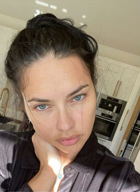 Adriana Lima Hair Color, Adriana Lima Eyes, Adriana Lima Hair, Adriana Lima Face, Adrina Lima, Daglig Motivation, Natural Beauty Face, Adriana Lima Style, Adriana Lima Young