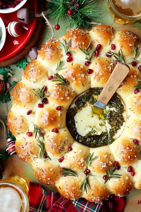 Bread Wreath, Fest Mad, Christmas Food Dinner, Holiday Foods, Baked Brie, Christmas Brunch, Christmas Menu, Xmas Food, Deilig Mat