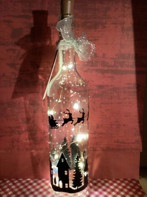 Simple Bottle Art, Wine Bottle Craft, Christmas Bottles, Glass Bottle Decor, Reuse Wine Bottles, Wine Bottle Crafts Christmas, Cake Cafe, Light Up Bottles, Craft Stalls