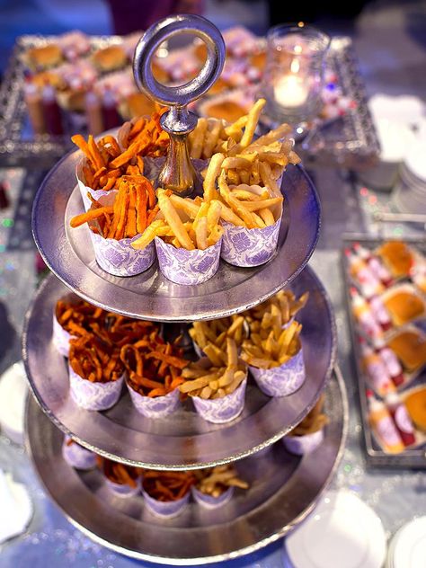 Late-night snack bar for a wedding reception food station French Fry Station Wedding, Wedding French Fry Bar, French Fry Bar Wedding, Reception Food Station, Wedding Reception Food Stations, Katering Pernikahan, Vegan Wedding Food, Rhonda Vincent, Buffet Wedding Reception