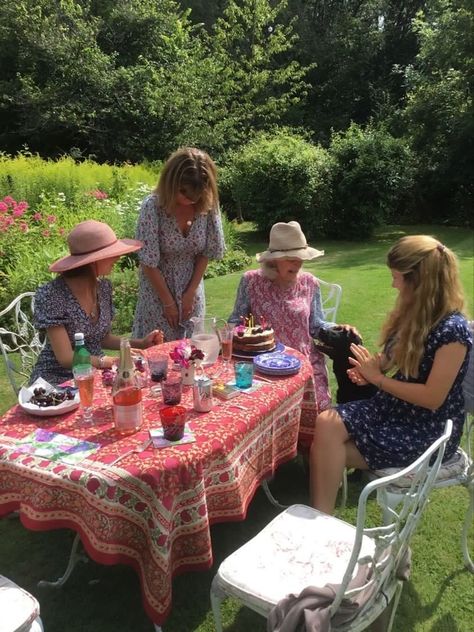 Family Lunch Aesthetic, Lunch Aesthetic, Southern Romance, Ladies Lunch, Family Lunch, Family Summer, Summer Lunch, Spring Holidays, Summer Family