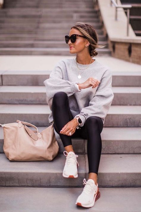 Workout Tips Look Casual Otoño, Gray Sweatshirt Outfit, Lauren Kay Sims, Modele Fitness, Look Legging, Black Leggings Outfit, Tennis Shoes Outfit, Elegante Casual, Legging Outfits