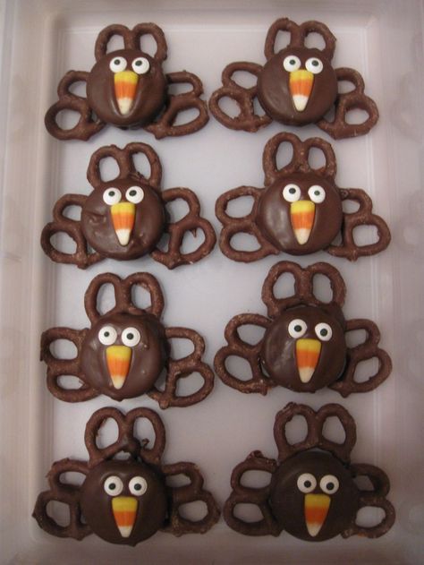 Turkey Treats - Chocolate covered pretzels, chocolate covered ritz crackers, and candy for eyes and beak. Awesome. Turkey Pretzels, Thanksgiving Oreo Turkeys, Oreo Turkey, Turkey Treats, Thanksgiving Snacks, Turkey Cookies, Kids Treat, Thanksgiving Treats, Holiday Snacks