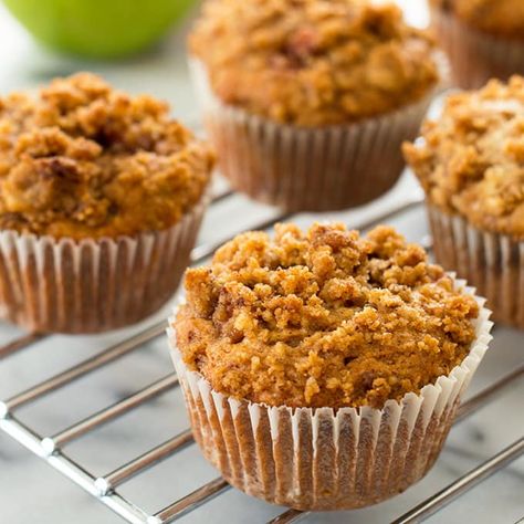 Tender apple crumb muffins with caramelized cinnamon apples and a crunchy crumbly brown sugar crumb topping. Recipe includes nutritional information. From BakingMischief.com Apple Crumb Muffins, Apple Cinnamon Muffins Recipe, Ayam Teriyaki, Caramelized Fruit, Apple Cinnamon Recipes, Crumb Muffins, Cinnamon Breakfast, Small Batch Baking, Apple Crumb