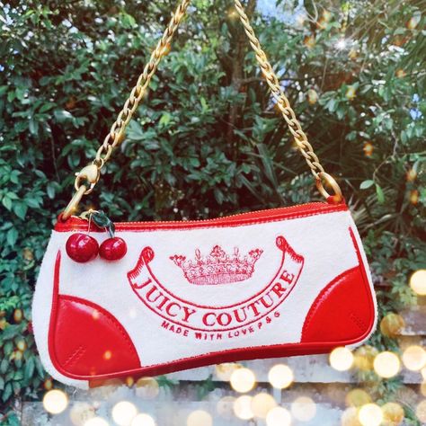 Y2K juicy couture bag purse Y2k Baguette Bag, Juicy Couture Cherry Bag, Red Purses And Handbags, Juicy Couture Shoulder Bag, Vintage Juicy Couture Bags, Cherry Clothing, Cherry Purse, Y2k Cherry, Cercei Din Lut Polimeric