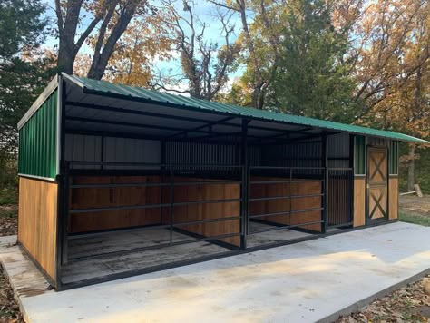 Horse Pasture Shelter, Horse Stables Small, Horse Run In Shelter, Pasture Shelter, Small Barn Plans, Horse Shelters, Sheep Barn, Field Shelters, Small Horse Barns