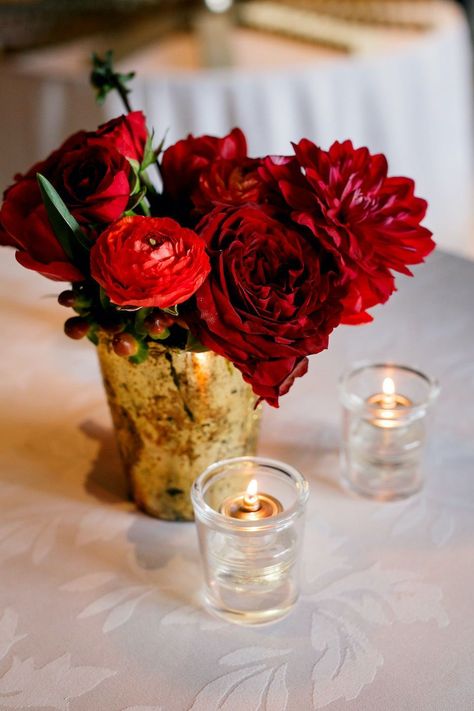 Gold, black and red classic wedding in Austin, Texas at The Driskill Hotel | Jenny DeMarco - Austin Wedding and Engagement Photographer #austinwedding #austinweddingphotographer #thedriskillhotel #blacktiewedding Red And Gold Floral Arrangements, Red Floral Centerpieces For Party, Red And Gold Flower Arrangements, Red And Gold Centerpieces, Red Wedding Table Decor, Red Flower Centerpieces, Candlelight Wedding Reception, Cocktail Table Centerpieces, Candlelight Wedding