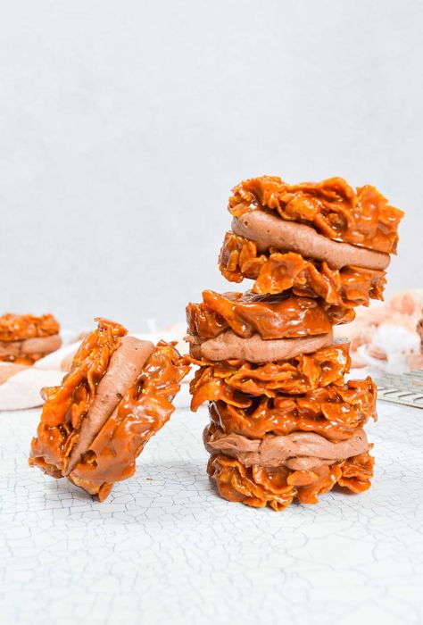 Caramel Cornflake Cookie Sandwiches Salted Caramel Cornflake Sandwich, Caramel Cornflakes Recipes, Cake Sandwich Ideas, Cornflake Recipes, Cornflakes Cookies, Cornflake Cookies, Cookie Sandwiches, Cookies Vegan, Vegetarian Breakfast