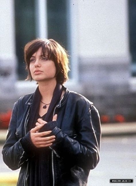 Foxfire Movie, 90s Angelina Jolie, Angelina Jolie Short Hair, Angelina Jolie Young, Angelina Jolie 90s, 90s Films, 짧은 머리, روتين العناية بالبشرة, Angelina Jolie