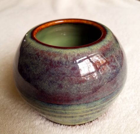 Lustrous Jade PC46 (2×) over Temmoku PC30 (2×), cone 6 fire, bmix clay. Picture iso 125, 1/60, inside. Amaco Temmoku Glaze Combinations, Lustrous Jade Glaze Combinations, Temmoku Glaze Combos, Amaco Temmoku, Temmoku Glaze, Glazing Inspiration, Glaze Combinations, Glaze Combos, Glaze Ideas