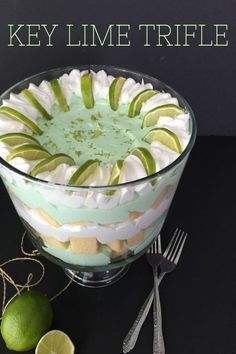 Need an easy no bake dessert recipe? This one is delicious and beautiful! Try this key lime trifle recipe that's ready in under 20 minutes. Key Lime Trifle Recipes, Key Lime Trifle, Desserts Trifle, Trifle Bowl Recipes, Key Lime Recipes, Trifle Dessert Recipes, Trifle Recipes, Dessert Oreo, Trifle Pudding