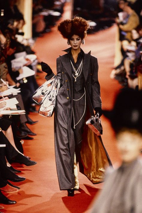 Andreas Kronthaler for Vivienne Westwood Fall 1993 Ready-to-Wear Fashion Show - Christy Turlington Burns Vivienne Westwood Fall 1993, Vivienne Westwood Suit, Vivienne Westwood Designs, Vivienne Westwood Fashion, 90s Runway Fashion, Vintage Runway, Original Supermodels, Vivienne Westwood Anglomania, Christy Turlington