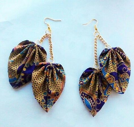 Fabric Earrings Handmade, Pendulum Earrings, Anting Manik, Gold Costume, Ruby Earrings Studs, African Accessories, Afrikaanse Mode, African Earrings, African Necklace