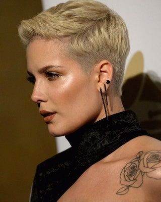 Short Sides Long Top Hair Women Black, Short Hair Feminine, Halsey Short Hair, Pixie Cut Back, Blond Pixie, Celebrity Pixie Cut, Super Short Pixie, Pixie Cut With Undercut, Super Short Hair