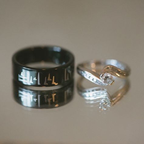 Skyrim inspired wedding band. "Now and Forever" in Dovah. #unique #wedding #ring Skyrim Outfits, Skyrim Romance, Skyrim Wedding, Skyrim Party, Game Jewelry, Nordic Wedding, Wedding Ides, Nerd Wedding, Gold Diamond Wedding Rings