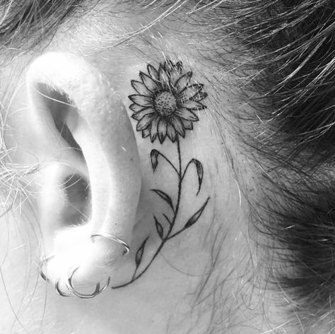 Tattoo Sunflower, Behind The Ear Tattoo, Sunflower Tattoo Sleeve, Behind Ear Tattoos, Sunflower Tattoo Shoulder, Smiley Piercing, Daisy Tattoo, Sunflower Tattoos, Butterfly Tattoos