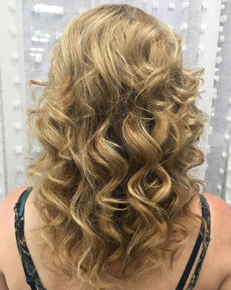 Perm With Large Bouncy Curls Large Rod Perm Medium Hair, Large Curl Perm, Big Curl Perm, Loose Curl Perm, Perm Ideas, Loose Perm, Hazel Hair, Perm Curls, Long Hair Perm