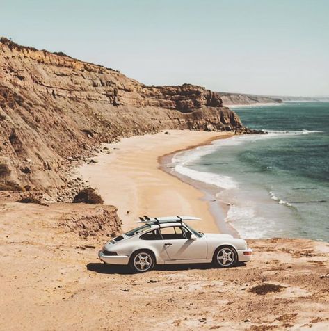 elferspot® The Porsche Spot. auf Instagram: „Summer Vibes. 📸: @despiritosanto for @abalo7motors #porsche #porsche964 #porsche911 #summer #beachlife #lifestyle #passion #luftgekühlt…“ Porche Vintage, Beach Cars, Porsche Classic, Porsche 964, Porsche Macan, Vintage Porsche, Beach House Style, Surf Trip, Automotive Photography