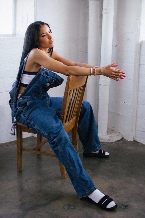 You know I got the sauce, you know I'm saucy @ⓝⓨⓐⓡⓘⓔ ⓓ🥀🌹 Aaliyah Style 90s, Hilfiger Outfits, Aaliyah Outfits, Looks Hip Hop, Ropa Hip Hop, 90’s Outfits, Tommy Hilfiger Fashion, Aaliyah Style, Latina Makeup