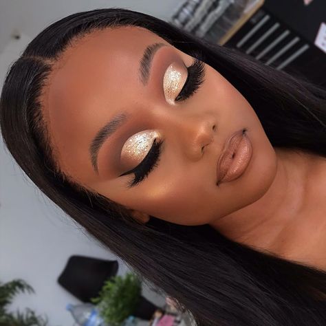 Jah Makeup Artist on Instagram: “Todays 1-1 training 🤩 @makeupbymimi___ came to see me to learn this cut crease look. She killed it so much its hard to tell who done what…” Brown And Gold Makeup Looks, Brown And Gold Makeup, Gold Makeup Looks Black Women, Black Queen Makeup, Makeup Looks Black Women, Black Bridal Makeup, Miki Mouse, Maquillage Yeux Cut Crease, Applying Eyeshadow