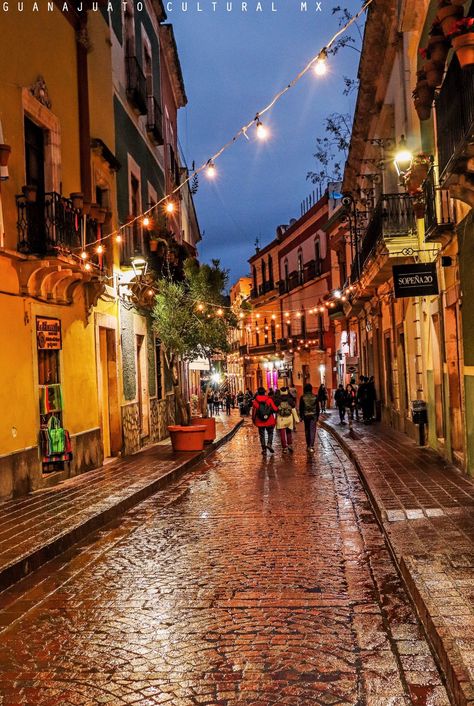 Mexican Town Aesthetic, Spanish Neighborhood, Kat Core, Mexican City, Mexico Beaches, Town Building, Travel Mexico, Mexico Culture, Spanish Architecture