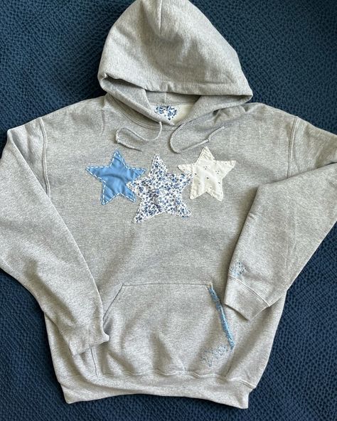 Fabric Sweatshirt Diy, Stitch Work Hoodie, How Lucky Are We Sweatshirt Diy, Diy Star Sweatshirt, Star Hoodie Diy, Hoodie Patches Diy, Sweatshirt Stitching Diy, Diy Hoodies With Friends, Patchwork Embroidery Hoodie