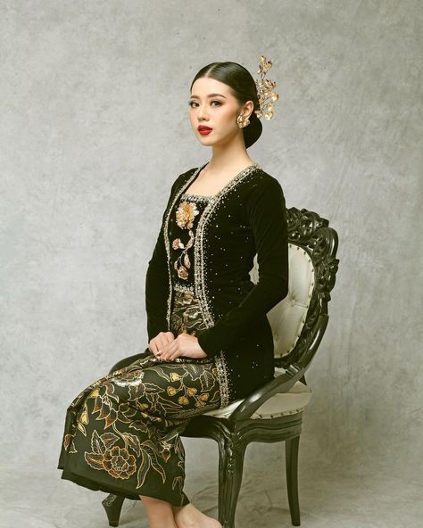 Indonesia Traditional Clothes, Prewed Jawa, Kebaya Jawa, Indonesia Traditional, Javanese Wedding, Model Kebaya Modern, Kebaya Wedding, Kebaya Modern Dress, Model Kebaya