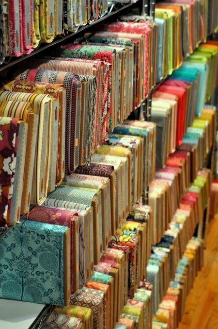 Quilt Shop Ideas, Quilt Shop Displays, Fabric Shop Display, Sewing Kit Bag, Store Display Design, Fabric Store Displays, Asian Quilts, Haberdashery Shop, Fabric Shops Online