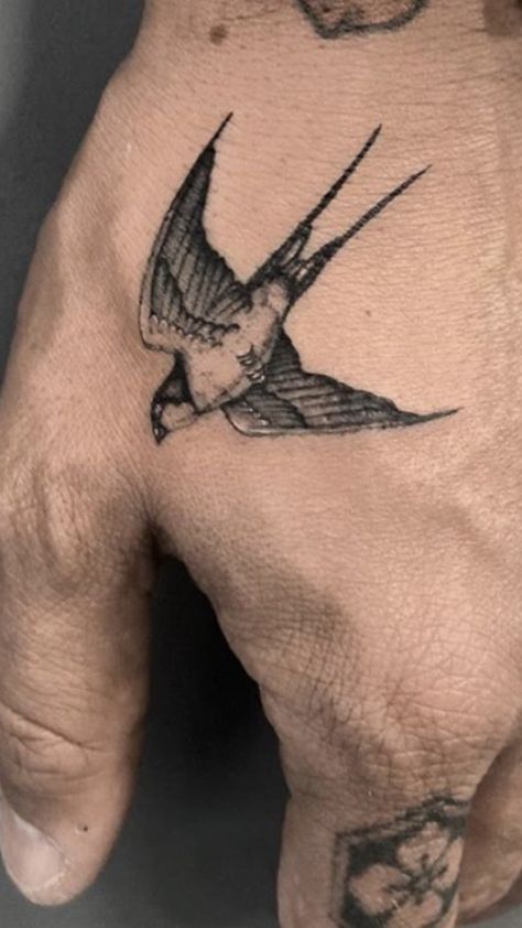 Swallow Hand Tattoo, Bird Hand Tattoo, Elk Tattoo, Swallow Tattoo Design, Tattoo Bras Homme, Swallow Bird Tattoos, Herren Hand Tattoos, Bird Tattoo Men, Vogel Tattoo