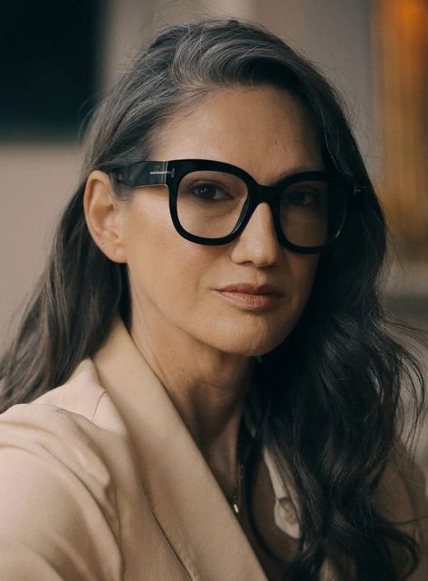 Jenna Lyons Jewelry, Jenna Lyons Grey Hair, Jenna Lyons Hair, Jenna Lyons Glasses, Jenna Lyons Jcrew, Jenna Lyons Style, Statement Glasses, Woman With Glasses, Glasses Outfit