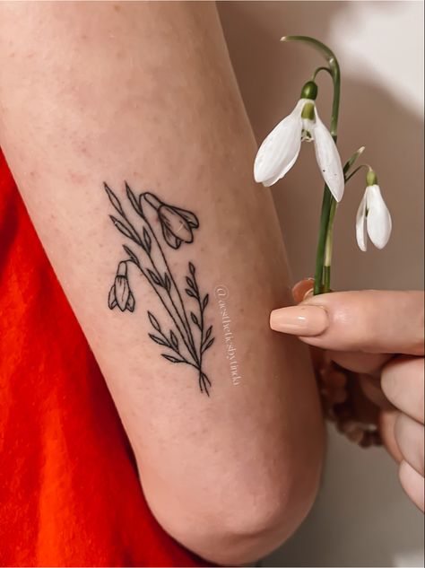 a cute snowdrop tattoo with real snowdrop flowers ♡ Snowdrops Tattoo, Feminine Shoulder Tattoos, Flor Tattoo, Tiny Flower Tattoos, Be Brave Tattoo, Cute Simple Tattoos, Floral Tattoo Shoulder, Funky Tattoos, Birth Flower Tattoos