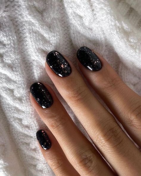 60+ Trendy Cute Short Winter Nails [2023] To Rock The Winter Season Black Sparkle Nails, Short Winter Nails, Black Nails With Glitter, Milky Nails, October Nails, Nagel Tips, Christmas Gel Nails, Nails 2022, Summery Nails