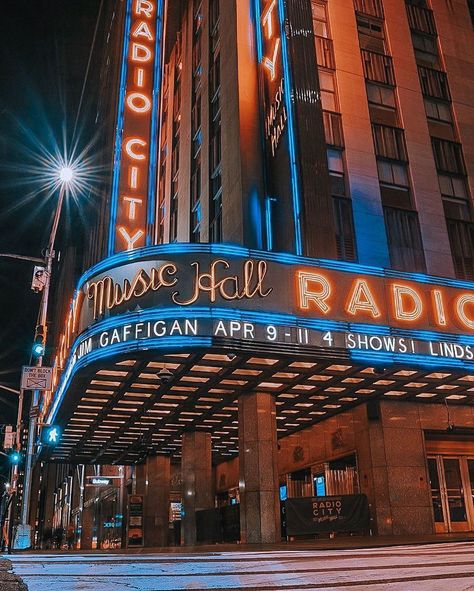 New York Radio City Music Hall, Radio City Rockettes Aesthetic, Radio City Music Hall Christmas, Radio City Music Hall Aesthetic, Nyc Billboard, New York Trip Planning, Radio City Rockettes, New York Broadway, New York Pictures