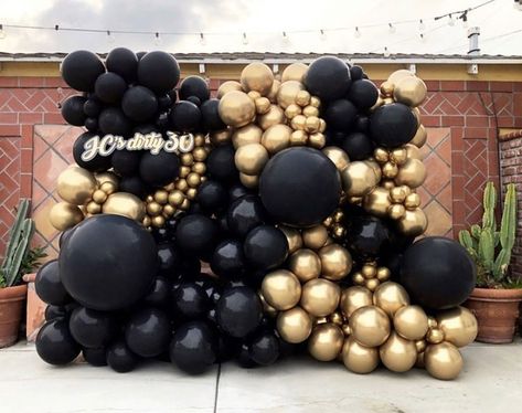 Black And Gold Balloon Wall, Black And Gold Balloon Backdrop, Black Balloon Wall, How To Make A Balloon Wall, Birthday Balon, Birthday Balloon Wall, Balloon Wall Backdrop, Diy Graduation Decorations, Balloon Walls