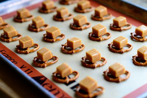 Pretzel Turtles by Ree Drummond / The Pioneer Woman, via Flickr Turtle Pretzels, Pretzel Turtles, Ree Drummond Recipes, Pretzel Treats, Turtle Cookies, Pecan Pie Bars, Mini Pretzels, Baked Treats, Pioneer Woman Recipes